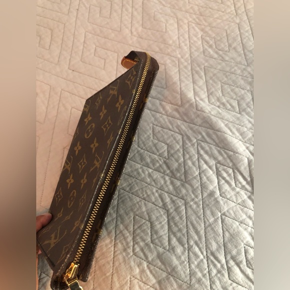 Womens Louis Vuitton make up travel bag - Picture 11 of 11